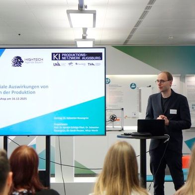 Beschäftigte in Werkhallen sehen KI eher als Entlastung, denn als Bedrohung: Dr. Sebastian Rosengrün präsentiert seine Ergebnisse den beteiligten Unternehmen. (Bild: Centre for Future Production)