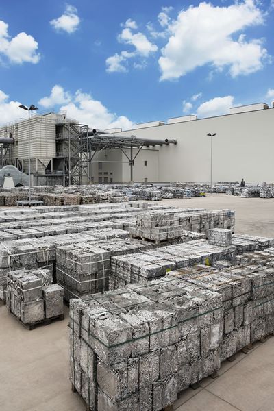 Das Recyclingwerk in Nachterstedt gibt Novelis die Möglichkeiten eine große Anzahl an Schrotten verarbeiten zu können. Damit wird eine effizientere Kreislaufwirtschaft ermöglicht und der Schrottverbrauch in Europa erheblich gesteigert. (Bild: Novelis)