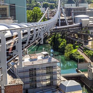 Die zweite Anlage sorgt für hohe Verfügbarkeit, ist windstabil und überspannt problemlos  von dicht bebaute Werksinfrastruktur.(Bild:  Doppelmayr Transport Technology GmbH)
