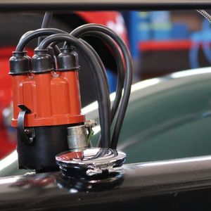 Ein Blick unter die Verteilerkappe zeigt, ob Elektronik nachgerüstet wurde. Der dann nicht mehr nötige Kondensator kann als Attrappe dienen und Mechanik vorgaukeln.(Bild:  Peter Diehl)