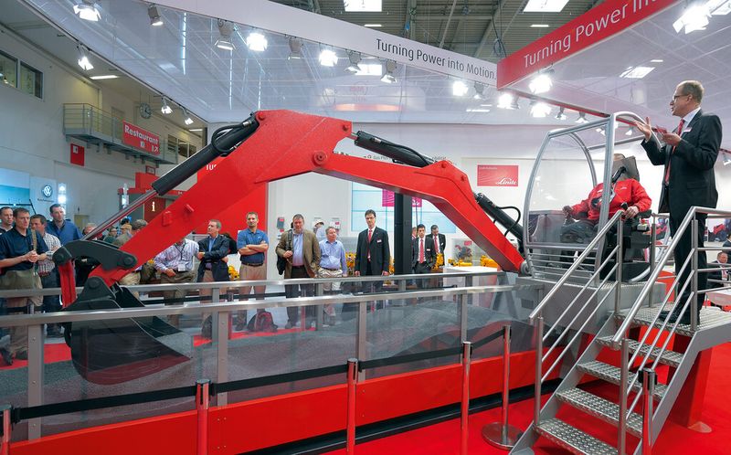 Live auf der bauma: Ein mit LSC+ ausgerüsteter Bagger-Demonstrator arbeitet je nach Aufgabenstellung und Fahrerwunsch lastfühlig oder lastunabhängig. (Bild: Linde Hydraulics)