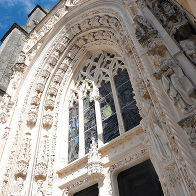 Mit seinen kunstvollen Schnitzereien und der vielschichtigen Materialgeschichte spiegelt das Montfalcon-Portal 750 Jahre Entwicklung der Lausanner Kathedrale wider. Heute entwickeln ETH-Forschende digitale Methoden, um den Zerfall des Gesteins zu überwachen, Restaurierungen zu begleiten und die Zusammenarbeit zwischen Disziplinen des Kulturerbes zu stärken.  (Bild: Yamini Patankar / Professur für Physikalische Chemie von Baustoffen)