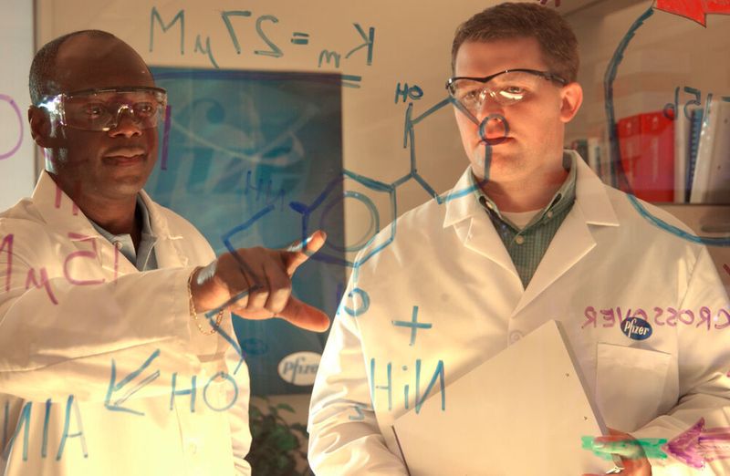 Arzneimittelforschung: Zwei Forscher von Pfizer vor einer Molekülstruktur. (Pfizer)
