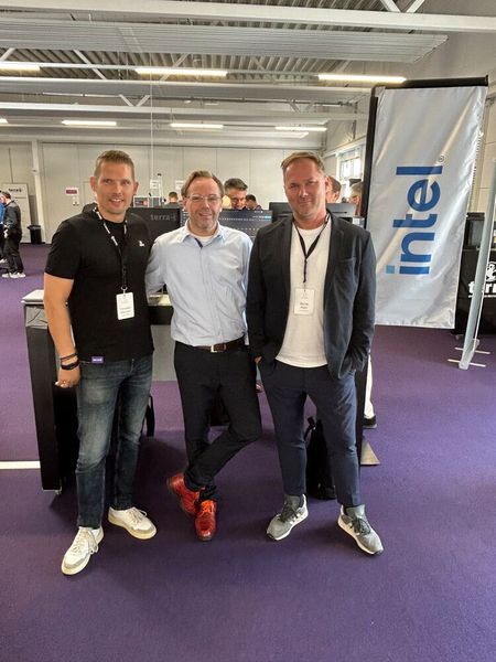 (v. l.) Christian Wiechert (Wortmann), Marcus Nolde (BYTESATWORK) und Martin Klein (Wortmann) fachsimpeln auf der Messe. (Bild: Vogel IT-Medien GmbH)