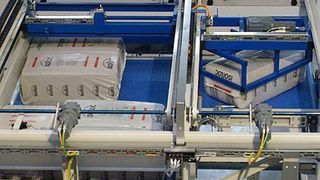 Der Haro-Lagenbildner wurde für routinierte Palettierungen entwickelt und stapelt großvolumige Pakete im 9-Sekunden-Takt lagenweise und im Verbund auf Paletten. Bild: Haro (Archiv: Vogel Business Media)