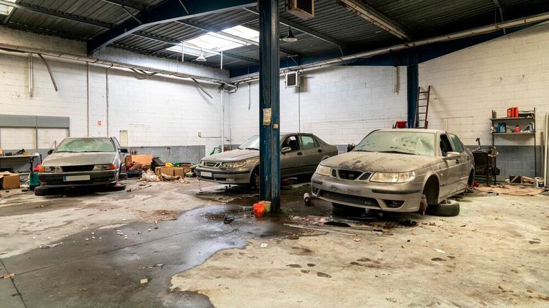 Sie hatten es anscheinend vor allem auf Räder abgesehen. (Bild: Forgotten Buildings)