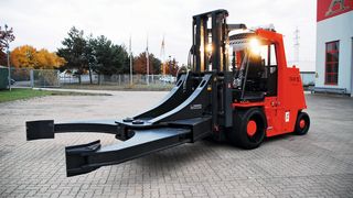 Mit Greifzangen dieser Dimensionen hat der Stapler das Transportgut fest im Griff. (Bild: Kaup)