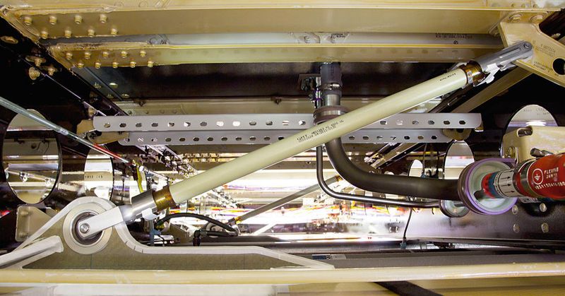 Ob an den Aufhängen von Wassertanks und Gepäckablagen, in Aufzugsverstrebungen, am Fahrwerkschacht oder an Interior-Elementen: Die Tie-Rods von GMT und damit auch die Drehteile von Leipold kommen in verschiedenen Bereichen des Flugzeugs zum Einsatz.  (GMT GmbH)