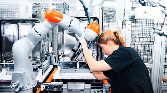 Robotersysteme und künstliche Intelligenz sind kaum aufzuhalten. Und das gilt nicht nur für die Industrie. Nach Ansicht von Bundesarbeitsminister Hubertus Heil wird das den Impuls geben, dass sich Millionen in Sachen Job umorientieren müssen. Vielleicht zur Roboterreparateurin?(Bild:  Kuka)