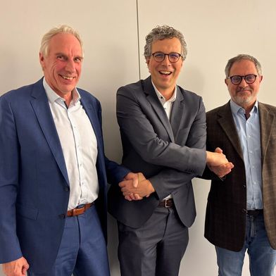 Thomas Gremmers (Vorstandsvorsitzender, SOHnix AG), Christian Schaub (Geschäftsführer M&A, Connexta) und Rainer Moeck (Mitglied des Vorstands, SOHnix AG) feiern den Beitritt von SOHnix zur Connexta-Gruppe. (Bild: SOHnix)