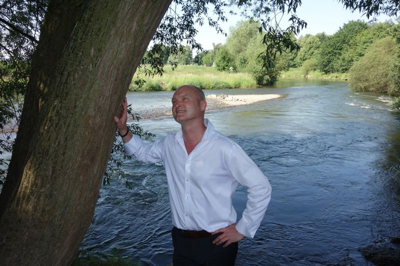 Thore Peters, AG Neovo sucht vor seinem Vortrag die Ruhe an der Ruhr (IT-BUSINESS)