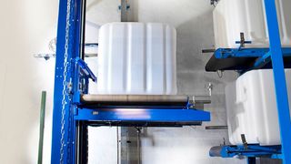 Der Transportlift von AMI hebt die IBC-Blasen bei WERIT sicher und effizient bis auf 9 m Höhe. (AMI)