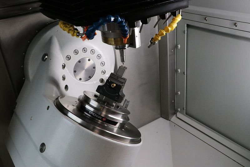 Ein Hartmetall-Umformstempel von Quittenbaum beim finalen Schlichtprozess mit der Kern Micro HD. Vorher erledigen kostengünstige Schleifstifte den Schruppvorgang. Am Ende werden prozesssicher die geforderte Maßhaltigkeit von 3 Mikrometern und Spiegeloberflächen mit bis zu Ra 0,05 Mikrometern erzielt. (Bild: Kern Microtechnik)