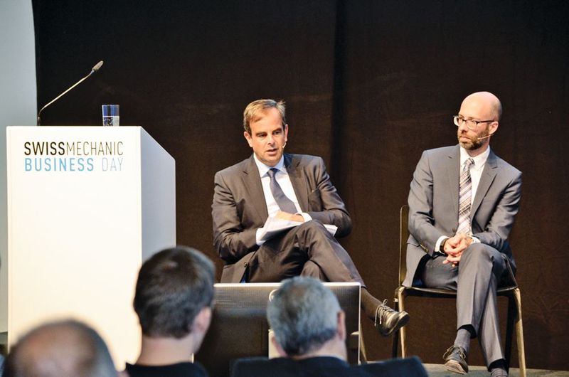 Gerhard Pfister (CVP-Präsident) stösst einen Finanzierungsfonds an, um die KMU aus ihrer Finanzierungsklemme zu befreien. Rechts Niklas Kramer (Sandvik Coromant). (Bild: Sergio Caré / VBM)