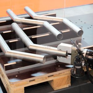 ...der Griff zum nächsten Bauteil, das zuvor auch wieder gescannt wurde, damit jeder „Robbi“ weiß, was wie zu tun ist...