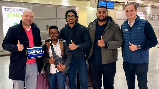 Christian Simon (l.), Geschäftsführer von Automobile Darmas, und Fritz Tiemeyer (r.), Bereichsleiter Personal, Marketing und Business Development, holten die drei Mechatroniker aus Sri Lanka selbst vom Flughafen Düsseldorf ab.(Bild:  Automobile Darmas)