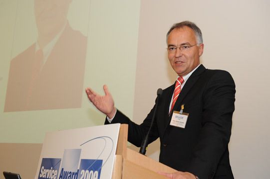 Zweimal Platz 1: Hans-Bahne Hansen, Mitglied der Geschäftsleitung der Mercedes-Benz Vertriebsorganisation Deutschland und verantwortlich für Vertrieb Service der Daimler AG freute sich über den grandiosen Erfolg aller Mercedes-Betriebe und den Gewinn zweier Kategorien. (Archiv: Vogel Business Media)