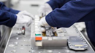 Valmet Automotive baut eine Batteriefertigung in Deutschland. Im Bild: Blick in die Kleinserienfertigung im finnischen Uusikaupunki. (Valmet Automotive)
