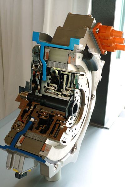 Schon 2020 soll auf dem nordamerikanischen Markt einen Pick-up mit Hochvoltlösung von Schaeffler fahren. Hinter dem Verbrennungsmotor und vor dem Getriebe sitzt die Einheit aus Drehmomentwandler und dem Hybridmodul (Foto). (Foto: Wolfgang Pester)