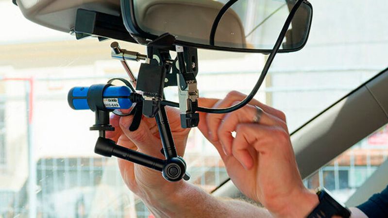 In Berlin, a real-world drive with the research vehicle Edgar, developed by TU Munich, demonstrates what a testing methodology under real traffic conditions could look like.(Image:  TÜV Association)