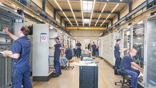 Mit der neuen Version des NEC 2017 ändern sich einige Vorschriften für Schaltanlagen, die nach UL 508A zertifiziert werden sollen. Im Bild: Steuerungs- und Schaltanlagenbau bei ATR Industrie-Elektronik in Krefeld.  (ATR Industrie-Elektronik)