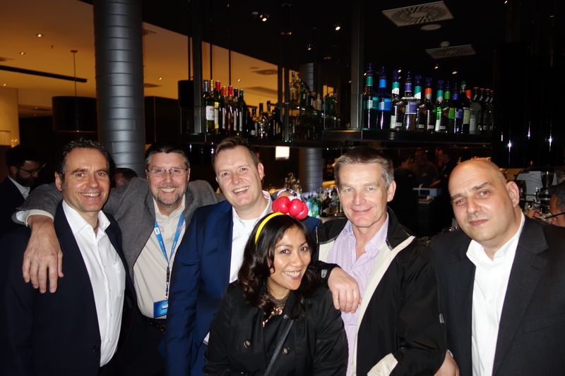 Das WD Team lässt den Abend an der Bar ausklingen (IT-BUSINESS)