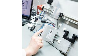 Bild 1: Das Fox-System aus Komplettventilen und Steuerungselektronik kommt ohne den üblichen harten Zylinderstopper aus. (Bild: Schiefer)