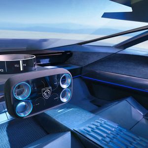 Ein Hypersquare genanntes, rechteckiges „Steer by Wire“-Lenkrad schmückt das Cockpit.(Bild:  Peugeot)