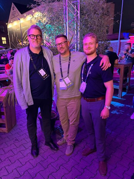 (v. l.) Patrick Vogel (Arctic), Sebastian Wrona (ASUS) und Hannes Meinhard (Arctic) auf dem Weg zu den DJs (Bild: Vogel IT-Medien)