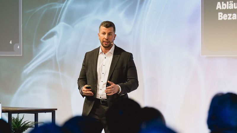 Zakaria Habssaoui von Bezahl.de sprach über effiziente Order-to-Cash-Prozesse, die das Zahlungsmanagement im Handel einfacher und sicherer machen. (Bild: Stefan Bausewein)