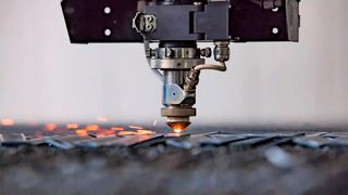 Komplett! Laserschneiden (Bild), Fräsen, Drehen, Stanzen oder Biegen gehören schon lange zum Angebotsspektrum der B2B-Beschaffungsplattform CNC24. Nun konnte man neue Verfahren ins Portfolio aufnehmen. Welche das sind, und was das bedeutet, erfahren Sie hier. (Bild: CNC24)