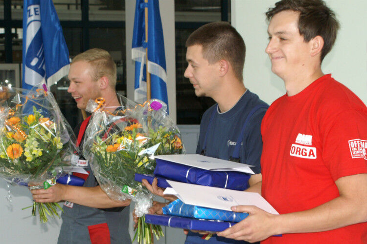 Gewinner des Landeswettbewerbs: (v. li.) Florian Ullmann, Steve Helbig und Felix Pahl. (Foto: Kfz-Gewerbe)