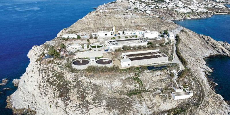 Fig. 1: Le prove pilota sono state condotte presso l'impianto di depurazione comunale di Mykonos, un sito che rappresenta in modo esemplare le sfide delle isole del Mediterraneo.(Immagine: Acqua 3.0)