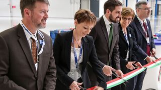 (v.l.n.r.) Brady Ericson, President und General Manager, BorgWarner Emissions Systems; Dr. Judit Czunyiné Bertalan, State Secretary for Education, Ministry of Human Resources; Levente Magyar, Minister of State for Economic Diplomacy; Ágnes Sosna, Plant Manager, BorgWarner Emissions Systems; David Jacobs, Vice President und General Manager Emissions Europe BorgWarner. (Foto: BorgWarner)