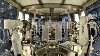 Stäubli Sechsachser bewähren sich bei vielen Life Science-Einsätzen. Das Spektrum reicht von der Arzneimittelherstellung (hier im Bild) bis zur automatisierten Haartransplantation. (Bild: Stäubli)