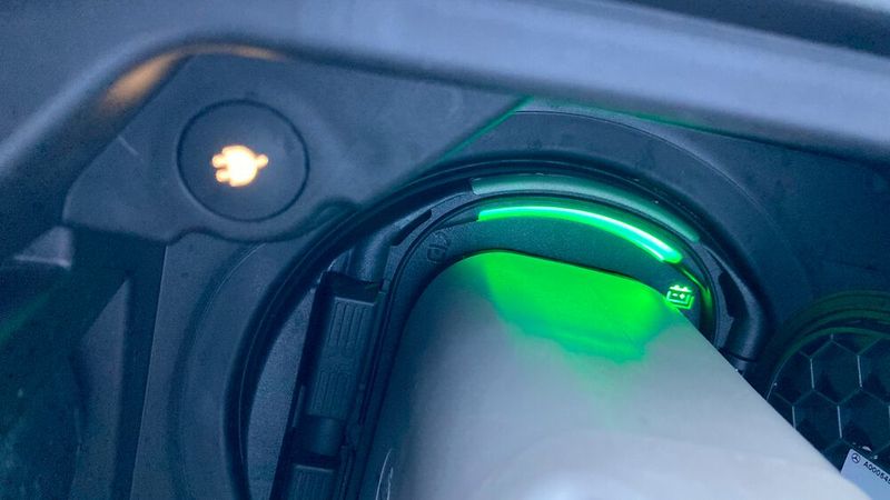 10. Der Ladeanschluss: Auch bei dieser wichtigen Schnittstelle gibt es verblüffend große Unterschiede zwischen den einzelnen Elektroautos. Die Lösung des Mercedes-Benz EQA erschien uns bislang am besten durchdacht. Die Abdeckungen für den Typ-2- und den CCS-Port sind keine schnöden Gummikappen, sondern fest installierte Klappen, die auf Knopfdruck aufspringen. Und der Ladevorgang sowie die Verriegelung des Steckers lassen sich durch einen Druck auf den Knopf links oben (leider unscharf) beenden. Auch das ist bei anderen E-Autos nicht so einfach. Wir standen schon diverse Male ratlos an einem Fahrzeug, dessen Ladestecker sich nicht abziehen ließ. (Bild: Rehberg – »kfz-betrieb«)