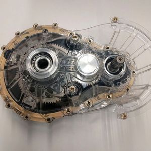 Zur Veranschaulichung der Neukonstruktion von ARRK Engineering diente eine durchsichtige, ebenfalls konzernintern entwickelte, zweite Hälfte des Getriebegehäuses. Diese soll im Laufe des Jahres durch ein funktionsfähiges Bauteil ersetzt werden.