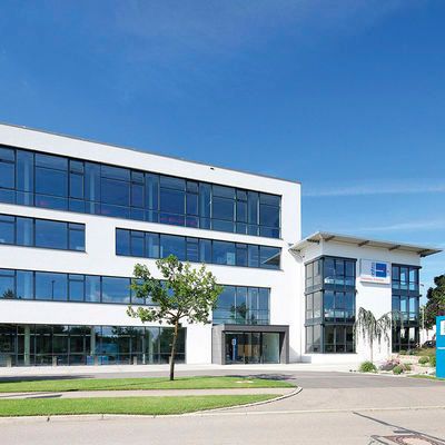 Im Jahr 2013 wurde der neu gebaute Gebäudekomplex von Rehm eingeweiht, der neben einer Fertigung auch moderne Seminarräume und ein 460 m2 großes  Technology Center mit umfangreichem Testequipment beherbergt. (Bild: Rehm Thermal Systems)