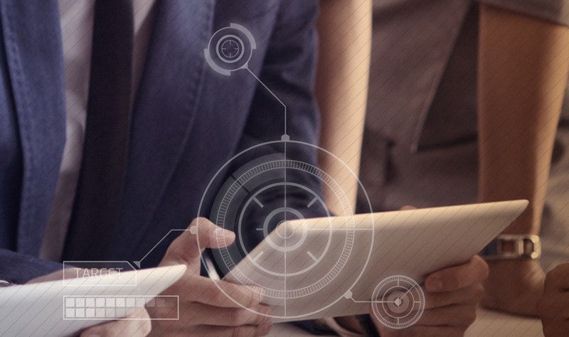 Im Rahmen der gezielten Angriffe wird es mehr Clickjacking- und Watering Hole-Angriffe, neue Exploits erster Wahl sowie Angriffe über Mobilgeräte geben. Angreifer werden beliebige Geräte ins Visier nehmen, um sich Zugang zum gewünschten Netzwerk zu verschaffen. Das schließt natürlich auch neue Gadgets wie intelligente Armbanduhren mit ein. (Bild: Trend Micro)
