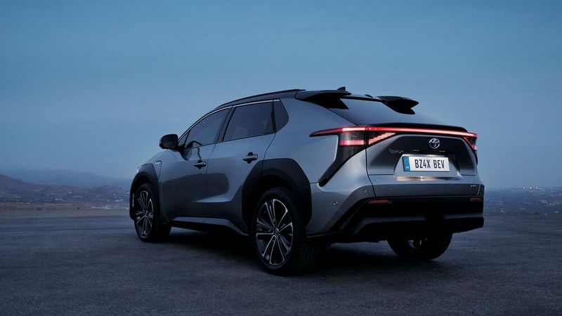 Die Heckansicht des Crossovers ist von auffälligen Heckleuchten geprägt. (Bild: Toyota)