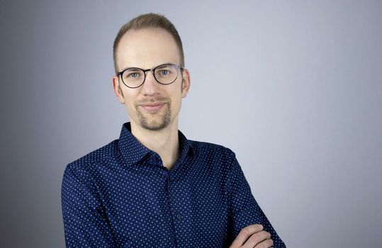 Simon Fischinger, CEO von Synapticon: «Humanoide Roboter brauchen Antriebe, die Motion Control, Safety und Grossserienfertigung von Anfang an zusammendenken.»(Bild:  Synapticon)