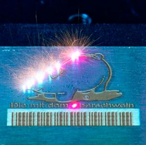 Die Piggy Lasermarker, die in offenen oder Kabinenausführungen erhältlich sind, beschriften Bauteile präzise und schonend auf Knopfdruck. (Bild: Botzian & Kirch)