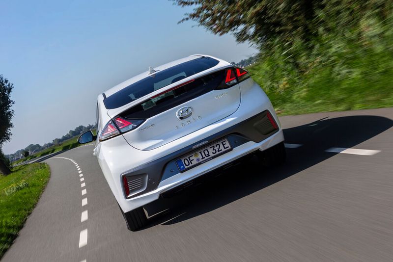 Elektroautos wie dieser Hyundai Ioniq sind weitaus häufiger auf westdeutschen Straßen anzutreffen.(Bild:  Hyundai)