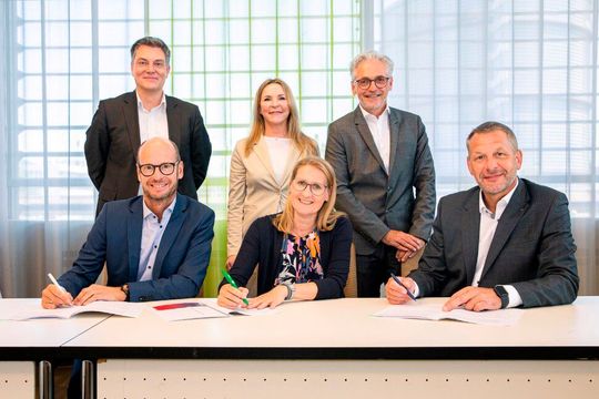 Vertragsunterzeichnung für umweltschonende Stahl-Schrott-Lieferkette! Sitzend von links: Wolfgang Mitterdorfer (Voestalpine Stahl GmbH), Katja Sander (DB Cargo), Markus Schinko (Logserv). Stehend von links: Johannes Abermann (Voestalpine Stahl GmbH), Carolina Lasse (DB Cargo), Christian Janecek (Logserv).(Bild:  Logserv)