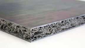 Das ist der Schnitt durch ein besonders leichtes Metallschaum-Sandwich. Es handelt sich im Inneren um Aluminiumschaum. Die Deckplatten sind aus Stahl oder Aluminium. Für die Forscher vom Fraunhofer IWU ist das die Chance für die Binnenschifffahrt bei Niedrigwasser. (Bild: Fraunhofer IWU)