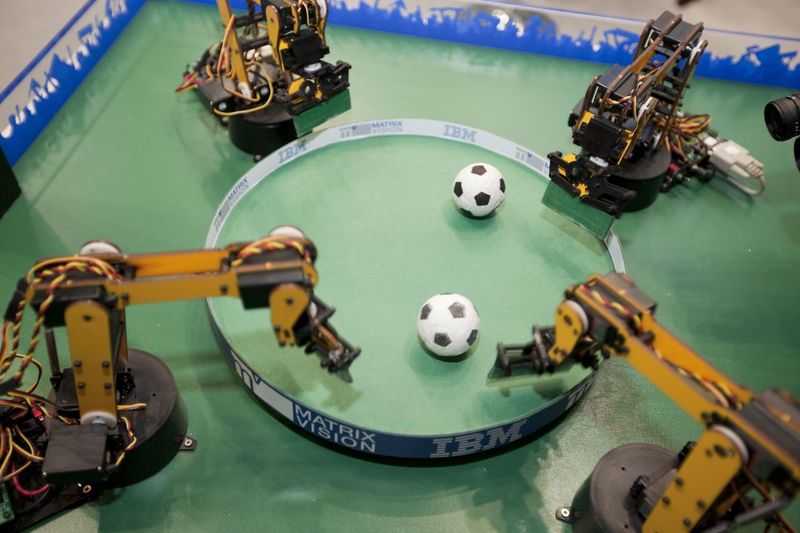 Auch die Roboter leiden schon am Fußball-Fieber (Archiv: Vogel Business Media)
