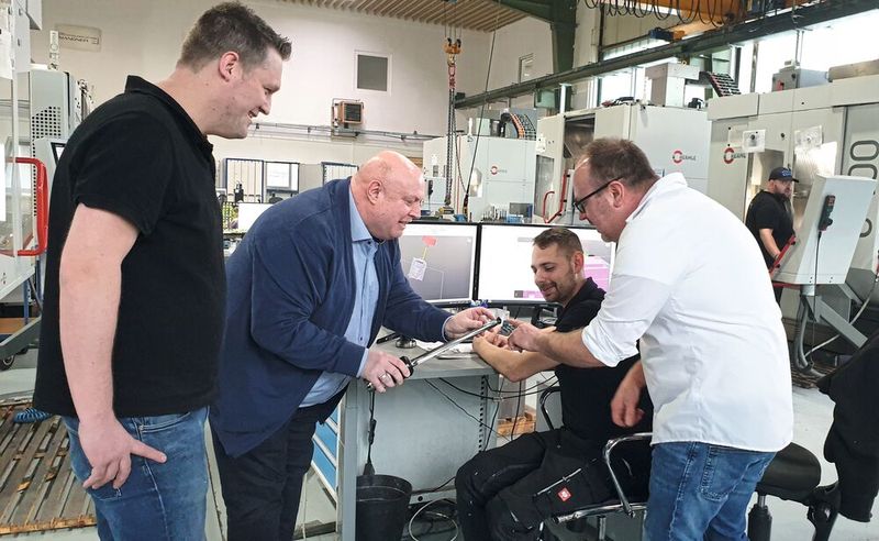 Begutachten den Bohrkopf eines TTD-Werkzeugs (v. l.): Dominik Geßner (Fertigungsleiter Mangner), Uwe Rein (Gebietsverkaufsleiter Mapal), Mario Schäfer (stellvertretender Fertigungsleiter Mangner) und Mike Mangner (Geschäftsführer Mangner).   (Bild: Mapal)