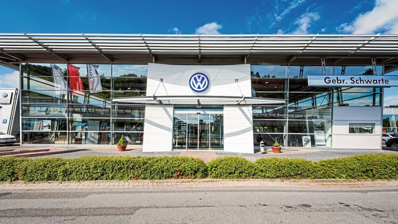 Das Autohaus Schwarte in Meppen ist durch den Zusammenschluss mit der Braasch-Gruppe in Oldenburg deutlich gewachsen – und ist offen für Partnerschaften mit anderen Betrieben. Die Fusion erfolgte unter dem Dach der Nordwest-Automobilgesellschaft (Nowag), die unter Nowag.com künftig als großes Online-Autohaus in Deutschlands Nordwesten in Erscheinung treten will. (Bild: Gebr. Schwarte)