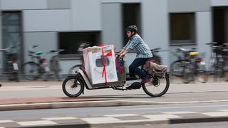 Ein Wäschetrockner auf flotter Fahrt mit dem „Packster 80“ von Riese + Müller durch Göttingen. (Bild: pd-f/Kay Tkatzik)