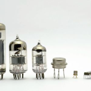 Evolution der schaltbaren Elektronik:  Transistoren ersetzten die großen, energiehungrigen Vakuumröhren ab den 1950er-Jahren schrittweise und ermöglichten schließlich hochintegrierte Mikrochips mit Millionen und später Milliarden Bauelementen.(Bild: ©  Kirill - stock.adobe.com)